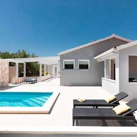 Сasa de vacaciones House Potirna