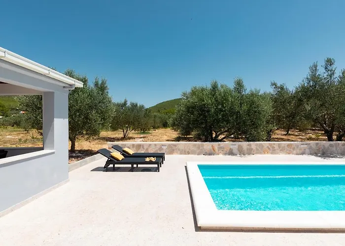 بيت للعطل House Potirna *