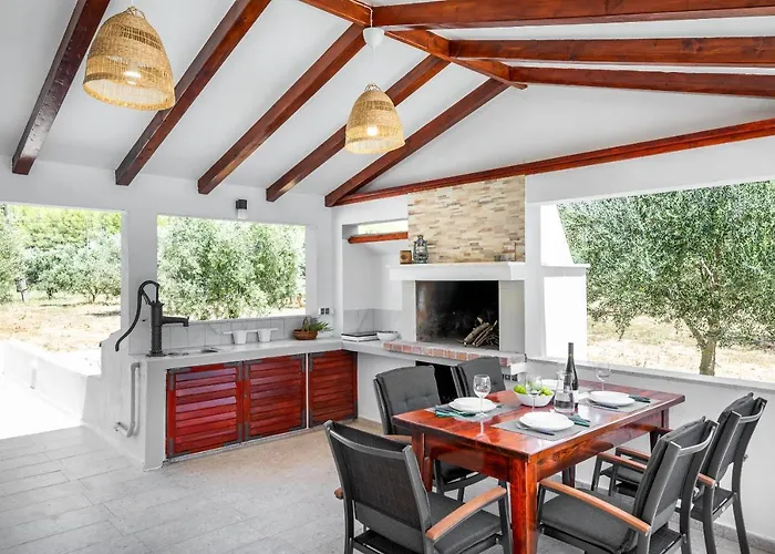 بيت للعطل House Potirna