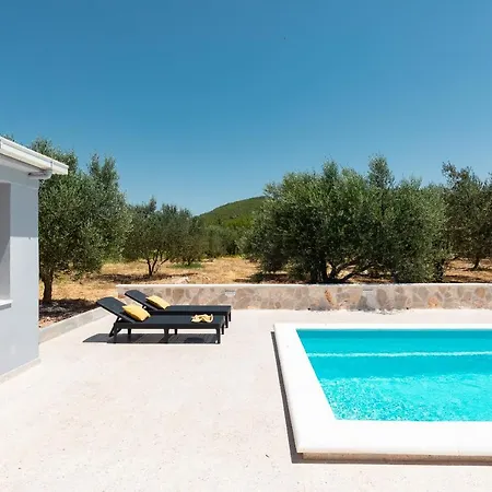 Hébergement de vacances House Potirna *