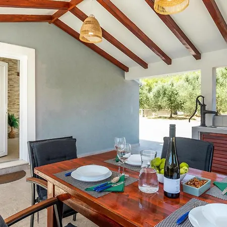 Vakantiehuis House Potirna *