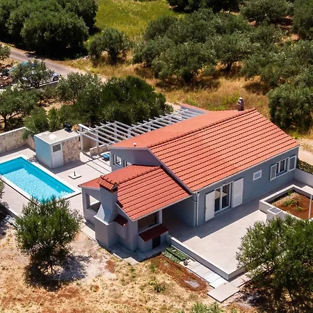 Ferienhaus House Potirna
