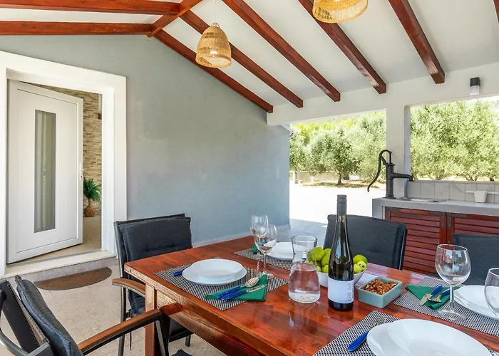 Nyaraló House Potirna *