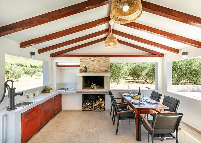 Nyaraló House Potirna *