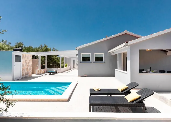 Hébergement de vacances House Potirna